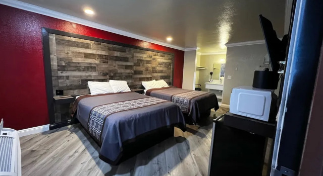 Четырёхместный номер Deluxe New American Inn & Suites