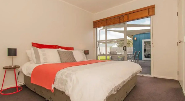 Sands Beach House - Matarangi Holiday Home