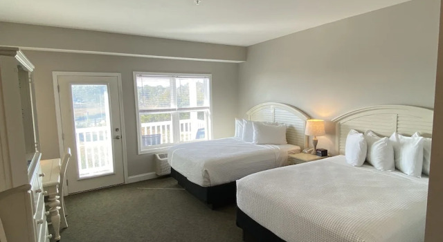 Четырёхместный номер Deluxe с балконом и с видом на реку River Hotel of Southport
