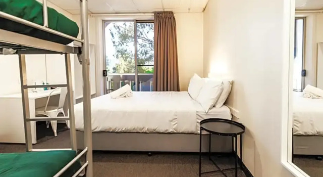 Двухместный номер с балконом YHA Adelaide Central