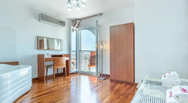 Modern Furnished Apartment Near Shops and Restaurants