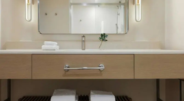 Четырёхместный номер Standard с балконом и с красивым видом из окна Fort Lauderdale Marriott Pompano Beach Resort