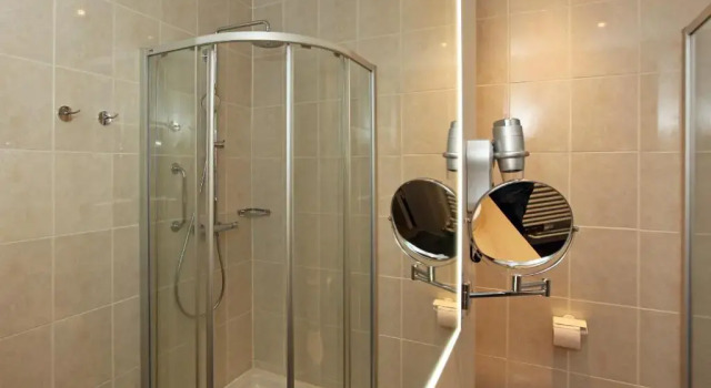 Номер Standard Ambassador Hotel