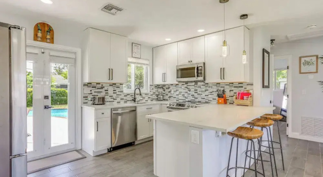 Коттедж Lake Worth Retreat w/ Fire Pit: 5 Mi to Beaches!