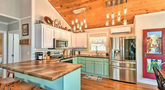Коттедж Hot Tub, Fire Pit: Family-friendly Murphy Home