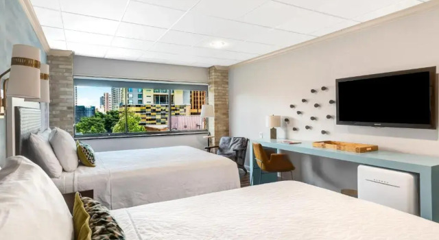Четырёхместный номер с видом на город Riverwalk Plaza Hotel