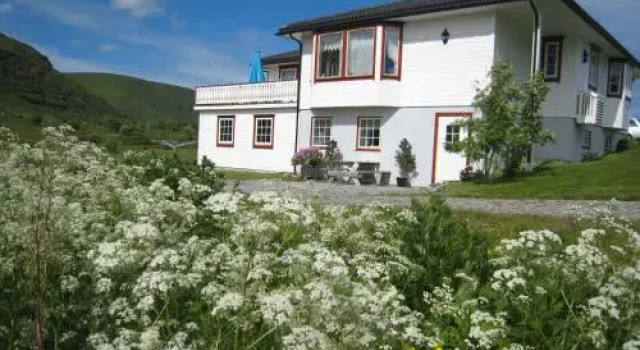 Milas House, Book Hotel Ramberg Lofoten