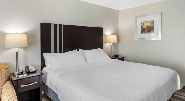 Люкс Holiday Inn Express Hotel & Suites Cincinnati-Blue Ash by IHG