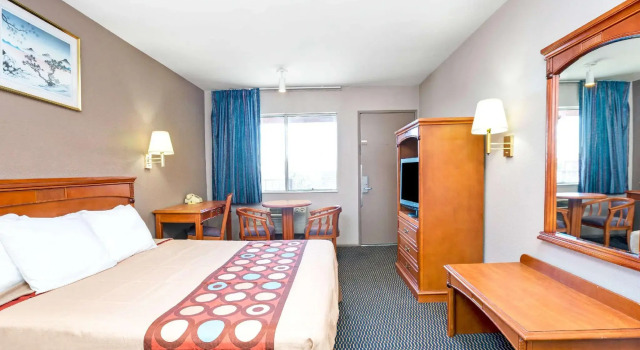 Двухместный номер Standard Super 8 by Wyndham Upland Ontario CA