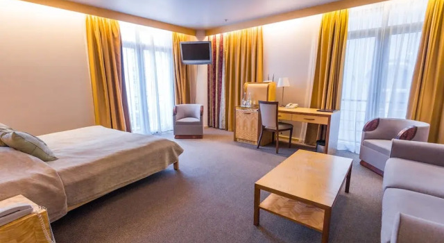 Royal Square Hotel & Suites