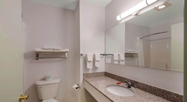 Четырёхместный люкс SureStay Plus Hotel by Best Western Berkeley Springs