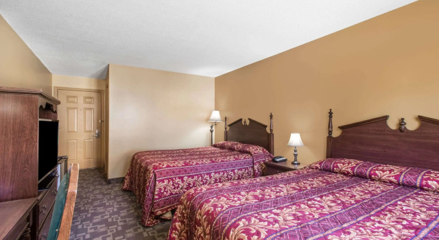 Четырёхместный номер Standard Knights Inn Hadley