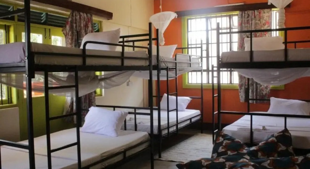 Seng i sovesal med byudsigt We Travel Hostel