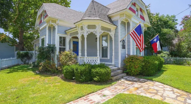 Коттедж Granbury Home w/ Fire Pit, Walk to The Square!