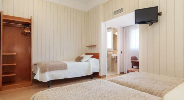 Трёхместный номер Standard Hostal Oliva