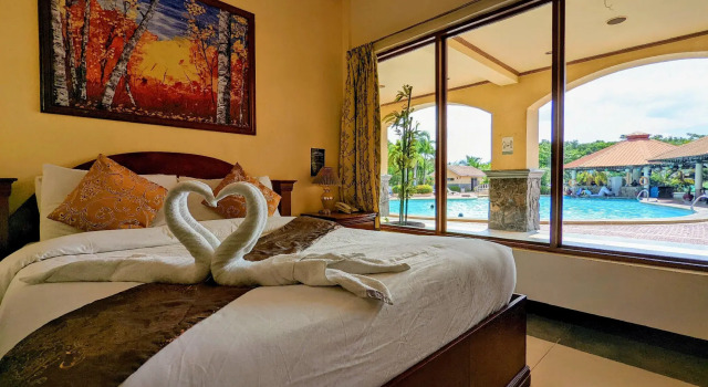 Люкс с видом на бассейн Subic Waterfront View Resort