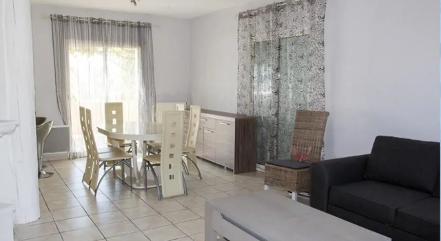 House With 3 Bedrooms in Magalas, With Pool Access, Enclosed Garden an, Đặt Khách sạn Magalas Hérault