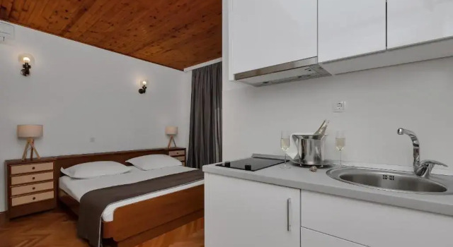 Студия Apartments Čobrnić