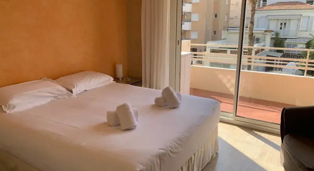 Sea View Flat, beach access by GuestReady