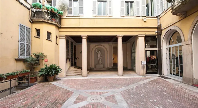 Beautiful 100sqm Flat, Close to San Babila, Забронировать Апартаменты/квартира Милан Ломбардия, рядом с Галерея Виктора Эммануила II