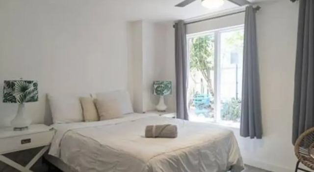 Коттедж Pool Parking 2 Bedroom Retreat Sleeps 5