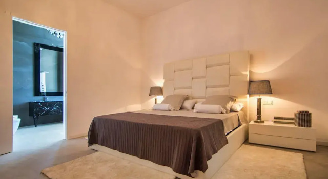 Contemporary Villa 5 bedrooms, huge plot, private pool, short distance beach