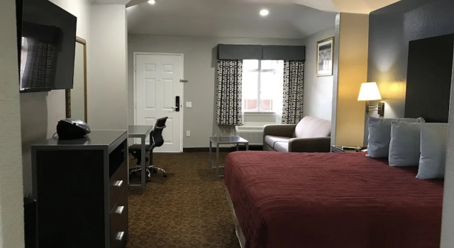 Номер Deluxe Camelot Inn & Suites Veterans Memorial NW Houston