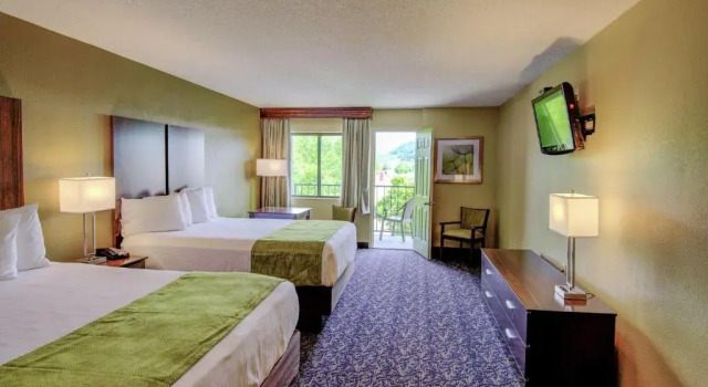 Четырёхместный номер Standard с балконом Best Western Plaza Inn