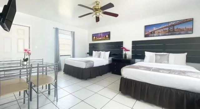 Четырёхместный номер Deluxe с видом на бассейн Hollywood Beach Hotels