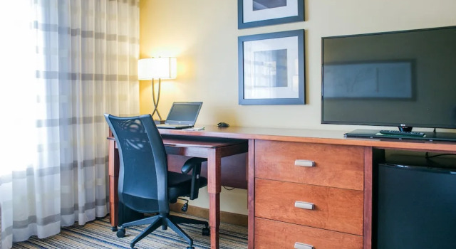 Люкс c 1 комнатой с балконом Courtyard by Marriott Fargo Moorhead, MN