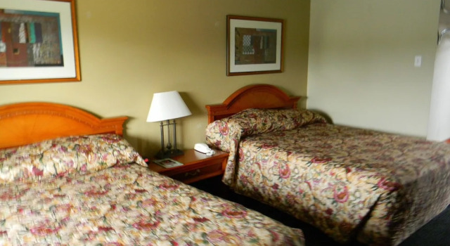 Четырёхместный номер Standard с балконом Lakeview Inn Centralia