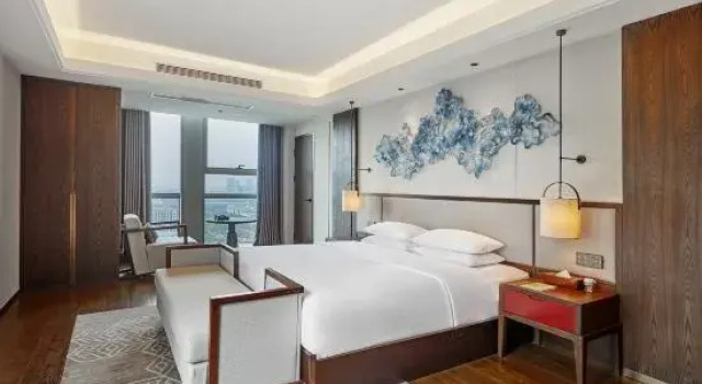 Люкс QIANNAHOTEL SPLENDOR（Zhengzhou East Railway Station Longzihu University District）