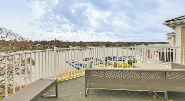 Апартаменты Condo w/ Deck: Waterfront Lake Norman Retreat!