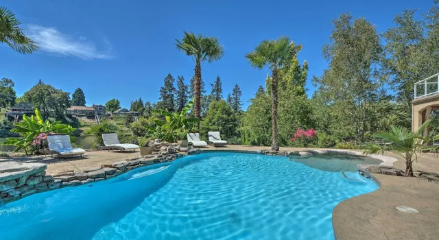 Luxe Getaway w/ Riverfront Views in Grants Pass!, Buchen Sie Ferienhaus Villen in Applegate Valley, Villa