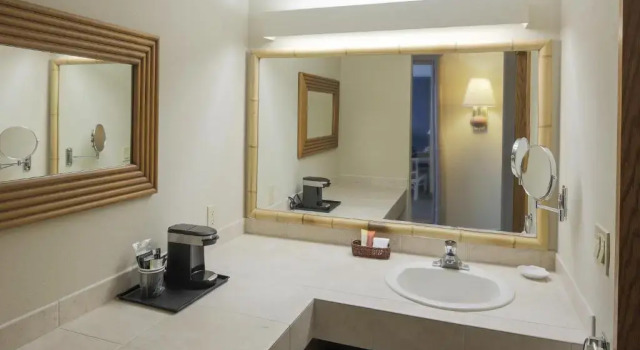 Четырёхместный номер Standard Bay Club Hotel and Marina