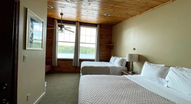 Четырёхместный номер Standard с видом на озеро Hanging Horn Lakeside Resort