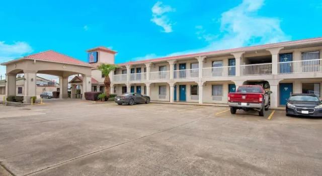 Econo Lodge Inn & Suites