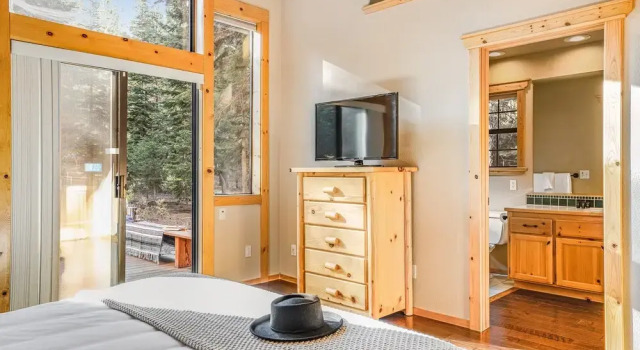 Cherrywood Gorgeous Cottage Surrounded by Pine Trees w/ Hot Tub