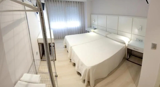 Четырёхместный номер Comfort Hostal Loimar
