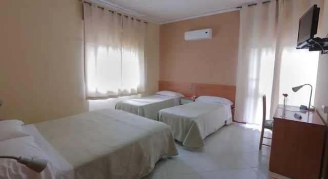 Четырёхместный номер Standard с балконом Hotel Pompei