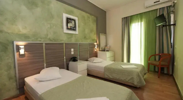 Четырёхместный номер Standard (наличие окна согласовывается с отелем) Socrates Hotel