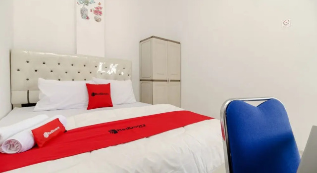 Люкс Deluxe RedDoorz Near Jalan MP Mangkunegara Palembang