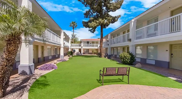 Howard Johnson by Wyndham Tempe University/Phoenix, Забронировать Отель Пруд в Темпе Phoenix Metropolitan Area, рядом с Vista Del Camino Park