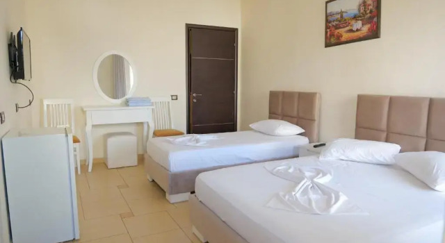Трёхместный номер Standard с балконом Hotel Rixhi