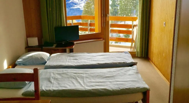 Четырёхместный семейный номер Standard с балконом и с красивым видом из окна Eden Resort Anzère