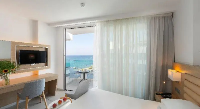 Standardní Dvoulůžkový s manželskou postelí pokoj s balkonem a a částečným výhledem na moře Vrissaki Beach Hotel