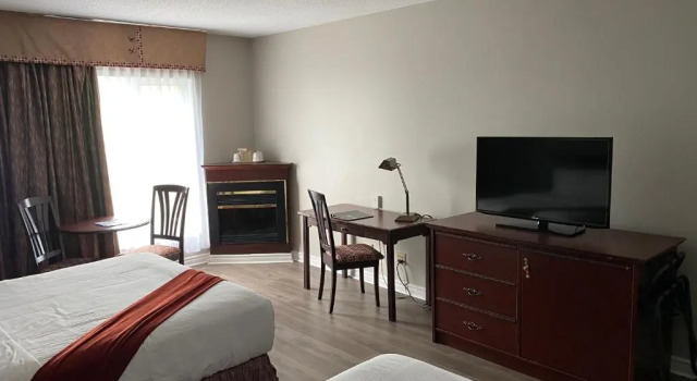 Четырёхместный номер Standard Le Parc Gatineau, Tapestry Collection by Hilton
