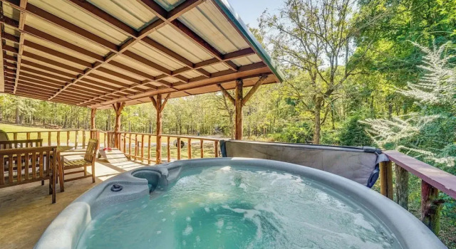 Коттедж Rustic Cabin w/ Hot Tub Near Broken Bow Lake!