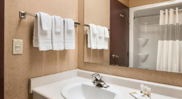 Номер Standard Days Inn by Wyndham Leamington