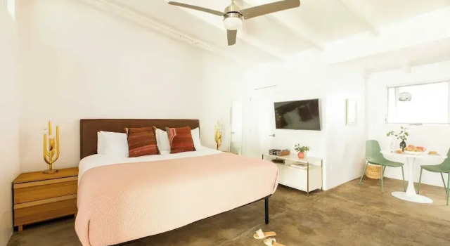Коттедж 2 Rooms, Sleeps 8 Retro Hotel w/ Pool Wesley King Studio Buyout by Avantstay